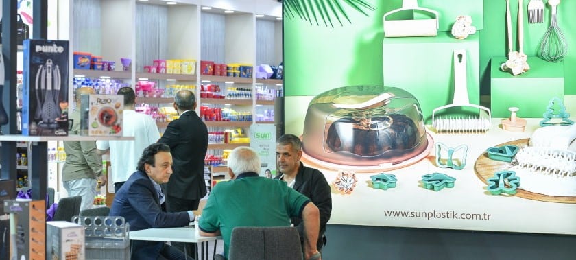  A bilateral meeting is taking place at the stand with a green background.