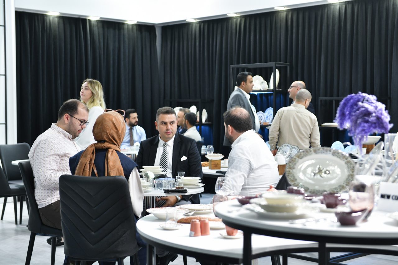exhibitor meets visitors