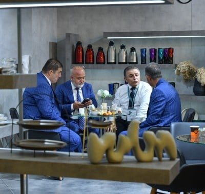 Kalabalık fuar standında iş toplantıları
