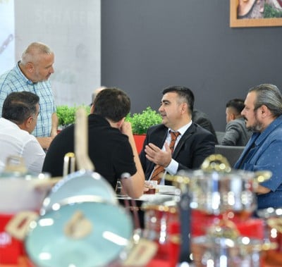 kırmızı mutfak eşyaları ve tencere ürünleri