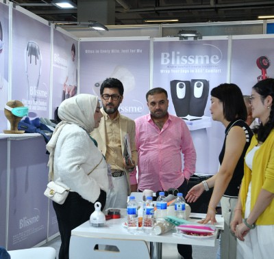 katılımcı ziyaretçilere ürün hakkında bilgi veriyor
